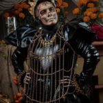 César Doroteo Instagram – Las últimas fotos de Día de Muertos que tenía guardadas, una fantasía ser un catrín con la magia de @sheila.chavero en el maquillaje y @dannra con su talento para crear arte. ¡Adiós a esta bella temporada que tanto nos representa y que está llena de magia!
Corona @dannra
Chaleco cadenas @nonamestudiomx
Vestido @aviescmx
#diademuertos #catrina #catrinamakeup Mictlan