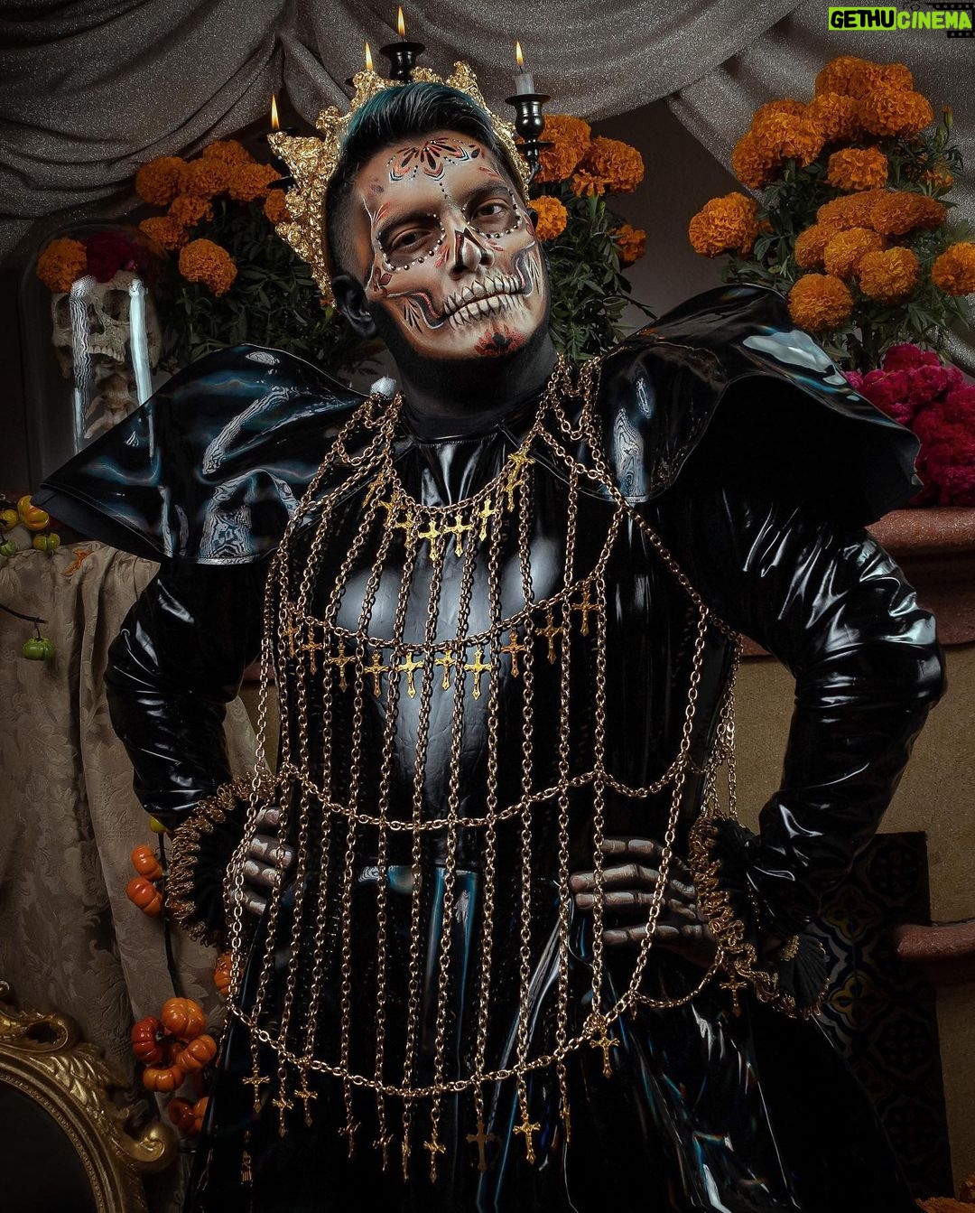 César Doroteo Instagram - Las últimas fotos de Día de Muertos que tenía guardadas, una fantasía ser un catrín con la magia de @sheila.chavero en el maquillaje y @dannra con su talento para crear arte. ¡Adiós a esta bella temporada que tanto nos representa y que está llena de magia! Corona @dannra Chaleco cadenas @nonamestudiomx Vestido @aviescmx #diademuertos #catrina #catrinamakeup Mictlan