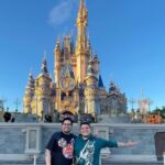César Doroteo Instagram - ¡Les juro que es mi lugar favorito en todo Disney! Qué fantasía poder regresar después de 20 años a un lugar que me hizo muy feliz y que aún me sigue sorprendiendo con su magia. Ahora también lo pude compartir con @emmllop y lo hizo aún más mágico y especial. Agradecido de poder tener esta oportunidad y de vivir experiencias tan bonitas. #disney #disneyworld #50anniversary 🏰🎠🪄🐭🎡 Magic Kingdom