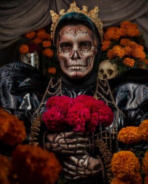 César Doroteo Instagram - La palabra "catrín" definía a un hombre elegante y bien vestido, acompañado de alguna dama con las mismas características; este estilo fue una imagen clásica de la aristocracia mexicana de fines del siglo XIX y principios del XX. Es por ello que, al darle una vestimenta de ese tipo, Diego Rivera convirtió en su obra a “La Calavera Garbancera” en “La Catrina” diseñada en Aguascalientes.

Gracias a @dannra por estas maravillosas fotos y a @sheila.chavero por este maravilloso maquillaje para esta ocasión tan especial. Y @emmllop por ser mi catrín hasta el Más Allá. 

Vestido @aviescwho
Chaleco @nonamestudiomx 
Corona @dannra 

#diademuertos #catrina #catrinamakeup