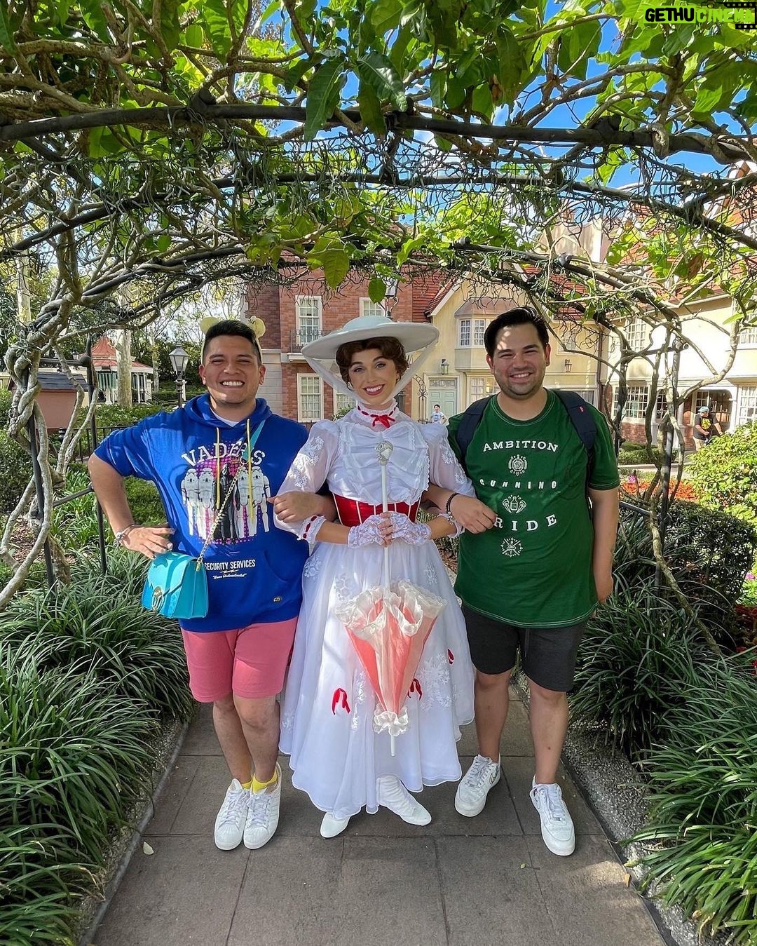 César Doroteo Instagram - ¡Recorrimos el mundo en 1 día! En #epcot aquí en @disneyland y por supuesto mis favoritos fueron Japón, China y México. ¡Y CONOCIMOS A MARY POPPINS! Fue una experiencia bien preciosa. No saben lo afortunado y agradecido que me siento de poder vivir nuevamente esta experiencia y de poder divertirme como niño nuevamente. ¡🎪🏰✨🎈🎉! Al final les dejé un pedacito del show #harmonious que me dejó llorando un buen rato. Por cierto, mi sudadera de Star Wars es la más preciosa del mundo y es mi nueva favorita. 💙 Gracias a @emmllop por su paciencia tomándome estas fotos. #disney #disney50thanniversary 🐭♥️ EPCOT