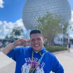 César Doroteo Instagram - ¡Recorrimos el mundo en 1 día! En #epcot aquí en @disneyland y por supuesto mis favoritos fueron Japón, China y México. ¡Y CONOCIMOS A MARY POPPINS! Fue una experiencia bien preciosa. No saben lo afortunado y agradecido que me siento de poder vivir nuevamente esta experiencia y de poder divertirme como niño nuevamente. ¡🎪🏰✨🎈🎉! Al final les dejé un pedacito del show #harmonious que me dejó llorando un buen rato. Por cierto, mi sudadera de Star Wars es la más preciosa del mundo y es mi nueva favorita. 💙 Gracias a @emmllop por su paciencia tomándome estas fotos. #disney #disney50thanniversary 🐭♥️ EPCOT