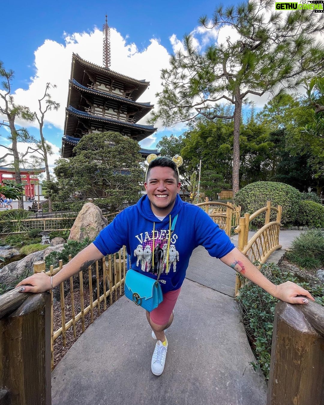 César Doroteo Instagram - ¡Recorrimos el mundo en 1 día! En #epcot aquí en @disneyland y por supuesto mis favoritos fueron Japón, China y México. ¡Y CONOCIMOS A MARY POPPINS! Fue una experiencia bien preciosa. No saben lo afortunado y agradecido que me siento de poder vivir nuevamente esta experiencia y de poder divertirme como niño nuevamente. ¡🎪🏰✨🎈🎉! Al final les dejé un pedacito del show #harmonious que me dejó llorando un buen rato. Por cierto, mi sudadera de Star Wars es la más preciosa del mundo y es mi nueva favorita. 💙 Gracias a @emmllop por su paciencia tomándome estas fotos. #disney #disney50thanniversary 🐭♥️ EPCOT
