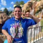 César Doroteo Instagram - ¡Recorrimos el mundo en 1 día! En #epcot aquí en @disneyland y por supuesto mis favoritos fueron Japón, China y México. ¡Y CONOCIMOS A MARY POPPINS! Fue una experiencia bien preciosa. No saben lo afortunado y agradecido que me siento de poder vivir nuevamente esta experiencia y de poder divertirme como niño nuevamente. ¡🎪🏰✨🎈🎉! Al final les dejé un pedacito del show #harmonious que me dejó llorando un buen rato. Por cierto, mi sudadera de Star Wars es la más preciosa del mundo y es mi nueva favorita. 💙 Gracias a @emmllop por su paciencia tomándome estas fotos. #disney #disney50thanniversary 🐭♥️ EPCOT