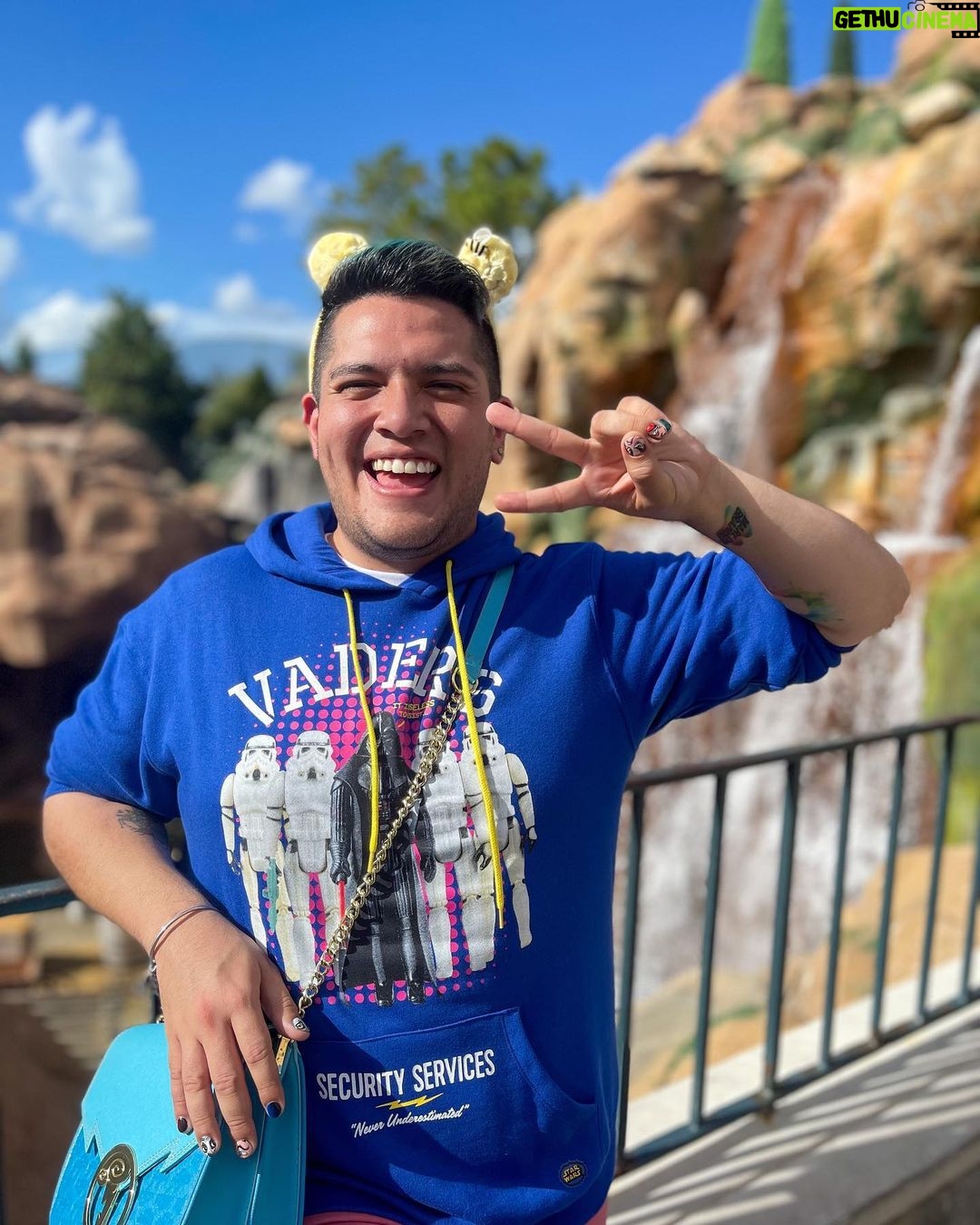 César Doroteo Instagram - ¡Recorrimos el mundo en 1 día! En #epcot aquí en @disneyland y por supuesto mis favoritos fueron Japón, China y México. ¡Y CONOCIMOS A MARY POPPINS! Fue una experiencia bien preciosa. No saben lo afortunado y agradecido que me siento de poder vivir nuevamente esta experiencia y de poder divertirme como niño nuevamente. ¡🎪🏰✨🎈🎉! Al final les dejé un pedacito del show #harmonious que me dejó llorando un buen rato. Por cierto, mi sudadera de Star Wars es la más preciosa del mundo y es mi nueva favorita. 💙 Gracias a @emmllop por su paciencia tomándome estas fotos. #disney #disney50thanniversary 🐭♥️ EPCOT