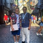 César Doroteo Instagram - ¡Qué bonito vivir tanta fantasía! @emmllop y yo lo hemos pasado fantástico estos días viviendo la magia de Universal. Tomamos cerveza de mantequilla en Hogsmade, vimos a Maggie Simpson hacerse gigante y destruir Springfield, peleamos contra Megatrón, volamos en un hipogrifo y en la moto de Hagrid, nos maldijo una momia y competimos en una carrera por Nueva York contra @jimmyfallon, todo en un mismo lugar. Estoy muy feliz y aún nos falta mucho por vivir de esta aventura. ¡Quédense pendientes que hay mucho más que mostrarles! Al final les dejé una sorpresa con el espectáculo del castillo de Hogwarts, ¡lo van a amar! 💖🏰 #harrypotter #hogwarts #universalstudios #wizardingworld Universal Studios Theme Parks in Orlando