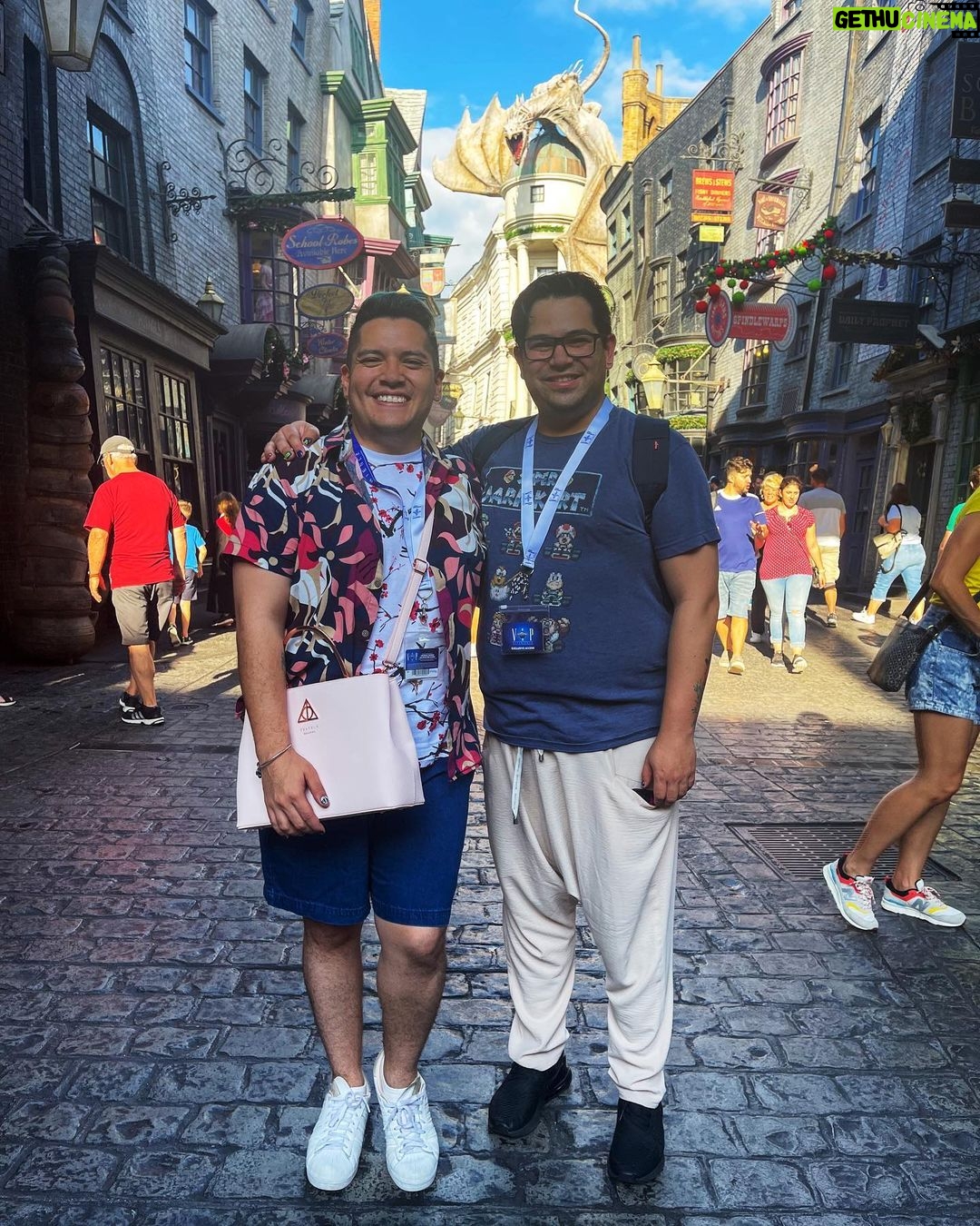 César Doroteo Instagram - ¡Qué bonito vivir tanta fantasía! @emmllop y yo lo hemos pasado fantástico estos días viviendo la magia de Universal. Tomamos cerveza de mantequilla en Hogsmade, vimos a Maggie Simpson hacerse gigante y destruir Springfield, peleamos contra Megatrón, volamos en un hipogrifo y en la moto de Hagrid, nos maldijo una momia y competimos en una carrera por Nueva York contra @jimmyfallon, todo en un mismo lugar. Estoy muy feliz y aún nos falta mucho por vivir de esta aventura. ¡Quédense pendientes que hay mucho más que mostrarles! Al final les dejé una sorpresa con el espectáculo del castillo de Hogwarts, ¡lo van a amar! 💖🏰 #harrypotter #hogwarts #universalstudios #wizardingworld Universal Studios Theme Parks in Orlando
