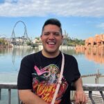 César Doroteo Instagram - ¡Qué bonito vivir tanta fantasía! @emmllop y yo lo hemos pasado fantástico estos días viviendo la magia de Universal. Tomamos cerveza de mantequilla en Hogsmade, vimos a Maggie Simpson hacerse gigante y destruir Springfield, peleamos contra Megatrón, volamos en un hipogrifo y en la moto de Hagrid, nos maldijo una momia y competimos en una carrera por Nueva York contra @jimmyfallon, todo en un mismo lugar. Estoy muy feliz y aún nos falta mucho por vivir de esta aventura. ¡Quédense pendientes que hay mucho más que mostrarles! Al final les dejé una sorpresa con el espectáculo del castillo de Hogwarts, ¡lo van a amar! 💖🏰 #harrypotter #hogwarts #universalstudios #wizardingworld Universal Studios Theme Parks in Orlando