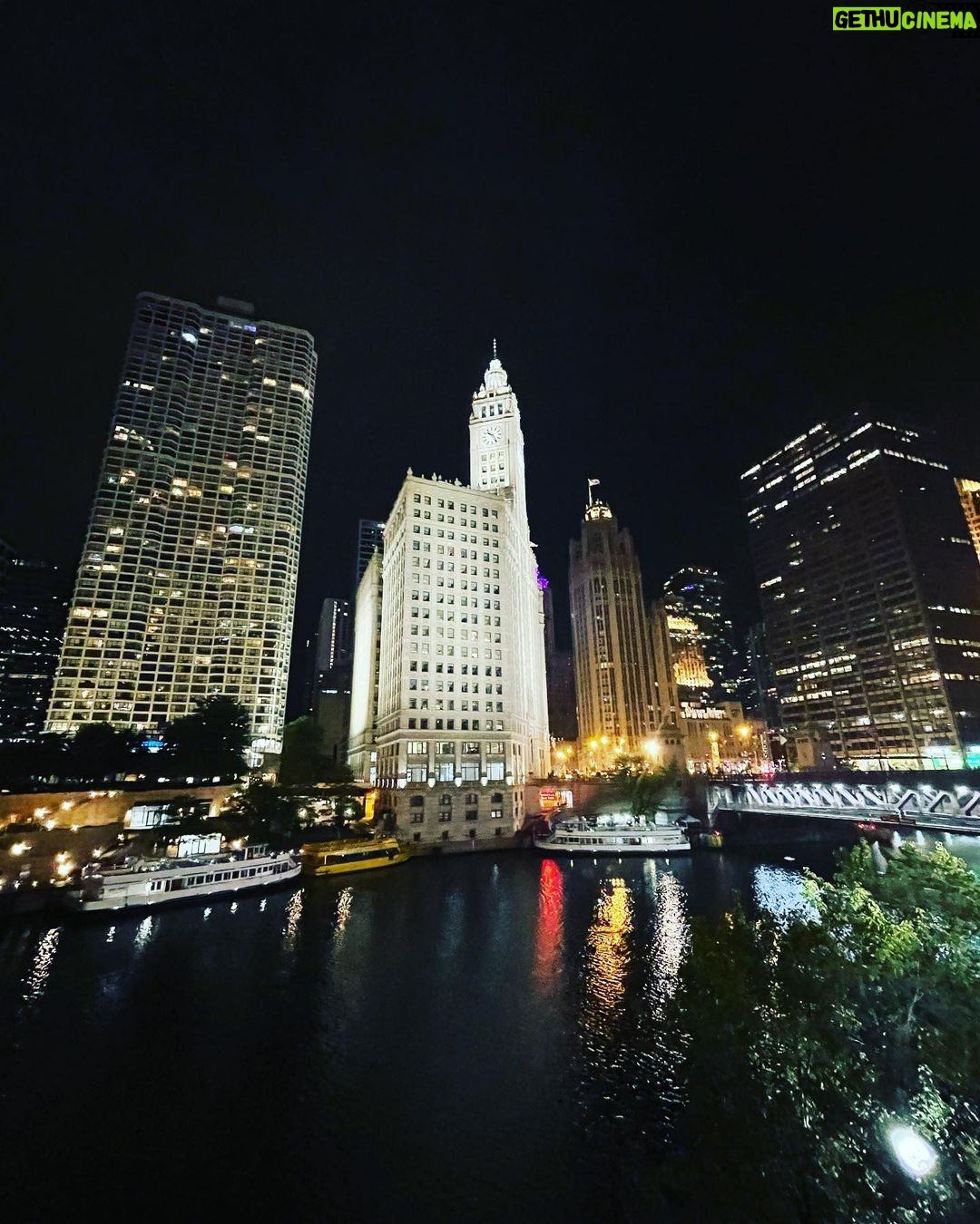 César Doroteo Instagram - Fui a un lugar mágico llamado #Chicago y me enamoré completamente de él y de su pizza y de sus fuegos artificiales. #tbt 🌃🎆 Chicago, Illinois