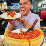 César Doroteo Instagram - Fui a un lugar mágico llamado #Chicago y me enamoré completamente de él y de su pizza y de sus fuegos artificiales. #tbt 🌃🎆 Chicago, Illinois