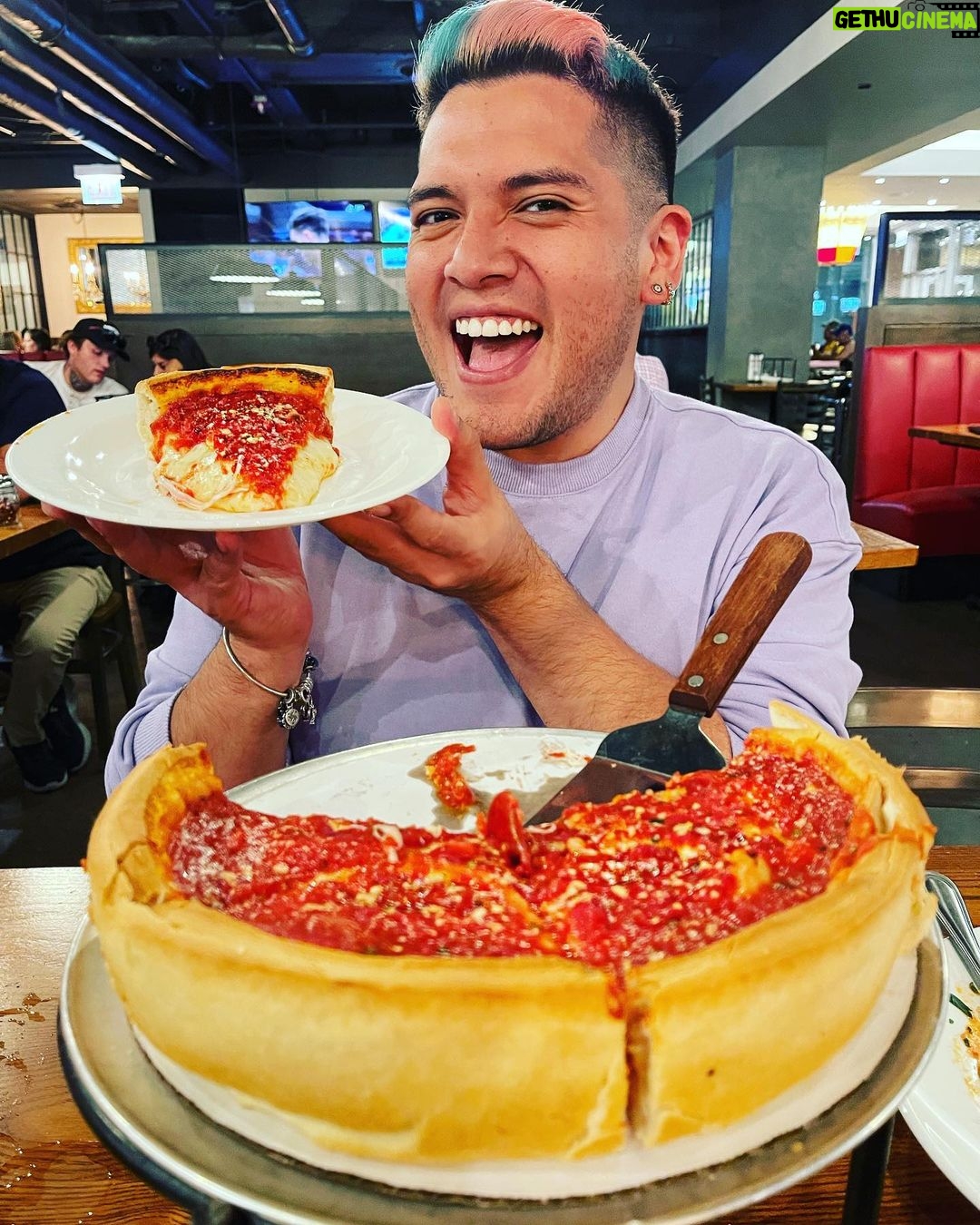 César Doroteo Instagram - Fui a un lugar mágico llamado #Chicago y me enamoré completamente de él y de su pizza y de sus fuegos artificiales. #tbt 🌃🎆 Chicago, Illinois