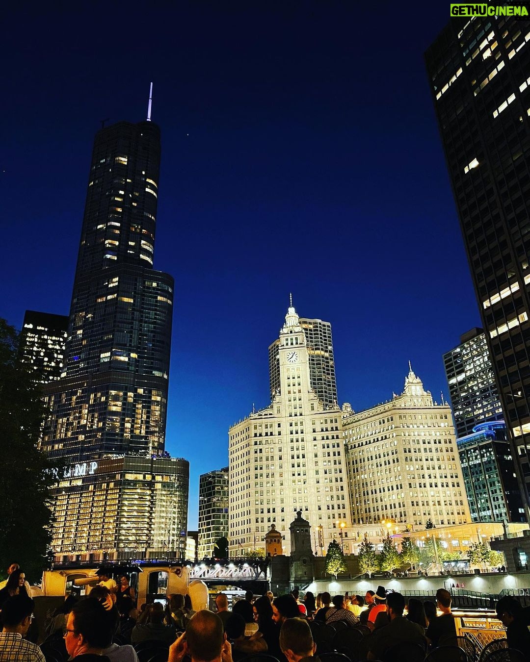 César Doroteo Instagram - Fui a un lugar mágico llamado #Chicago y me enamoré completamente de él y de su pizza y de sus fuegos artificiales. #tbt 🌃🎆 Chicago, Illinois