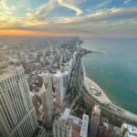César Doroteo Instagram - Aquí les dejo la parte 3 de las fotitos de lo que vivimos en Chicago. Por fin conocí #CloudGate o #TheBean como le llaman algunos, sí es una maravilla y ese mismo día subimos a @360chicago que tiene unas vistas maravillosas de la ciudad. Y por ahí también verán la #BuckinghamFountain que me pareció una de las piezas más esculturales de toda la ciudad. Me enamoré mucho de Chicago. 💖 @choosechicagomx Chicago, Illinois