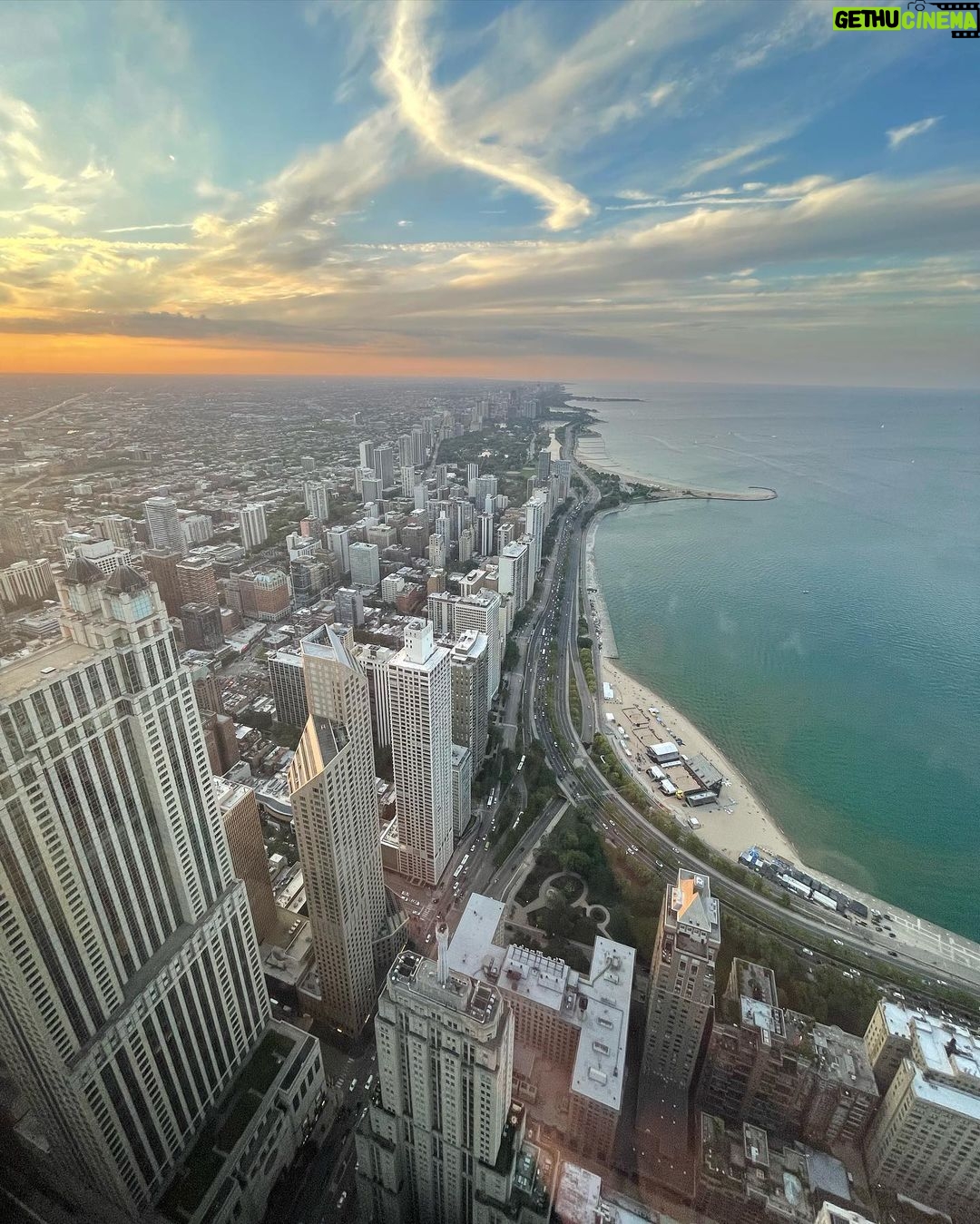 César Doroteo Instagram - Aquí les dejo la parte 3 de las fotitos de lo que vivimos en Chicago. Por fin conocí #CloudGate o #TheBean como le llaman algunos, sí es una maravilla y ese mismo día subimos a @360chicago que tiene unas vistas maravillosas de la ciudad. Y por ahí también verán la #BuckinghamFountain que me pareció una de las piezas más esculturales de toda la ciudad. Me enamoré mucho de Chicago. 💖 @choosechicagomx Chicago, Illinois