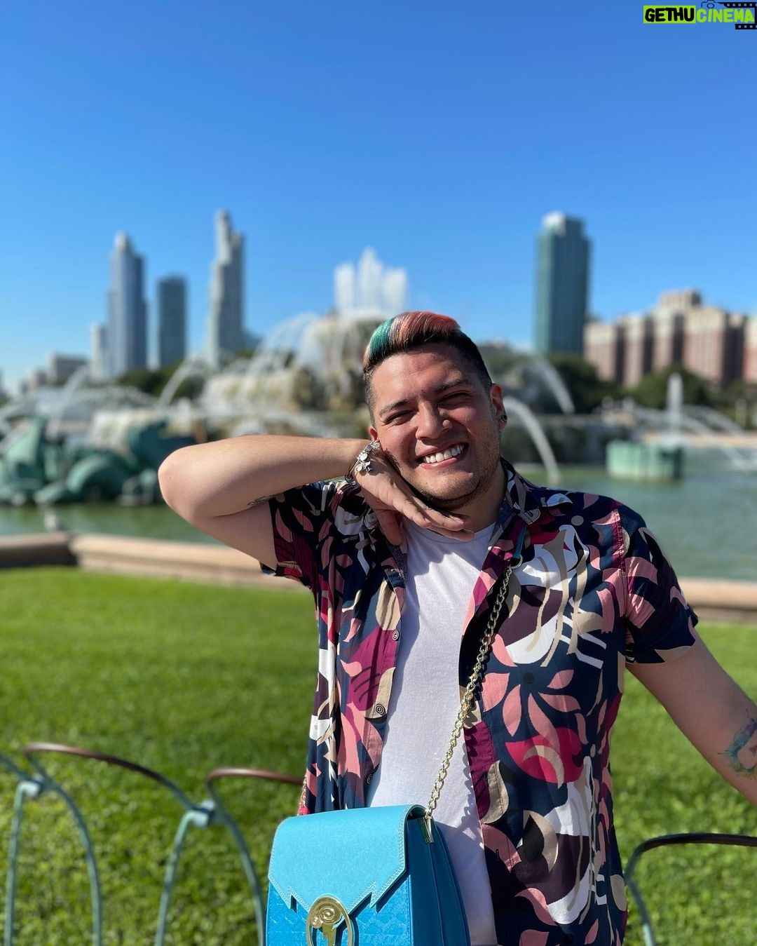 César Doroteo Instagram - Aquí les dejo la parte 3 de las fotitos de lo que vivimos en Chicago. Por fin conocí #CloudGate o #TheBean como le llaman algunos, sí es una maravilla y ese mismo día subimos a @360chicago que tiene unas vistas maravillosas de la ciudad. Y por ahí también verán la #BuckinghamFountain que me pareció una de las piezas más esculturales de toda la ciudad. Me enamoré mucho de Chicago. 💖 @choosechicagomx Chicago, Illinois