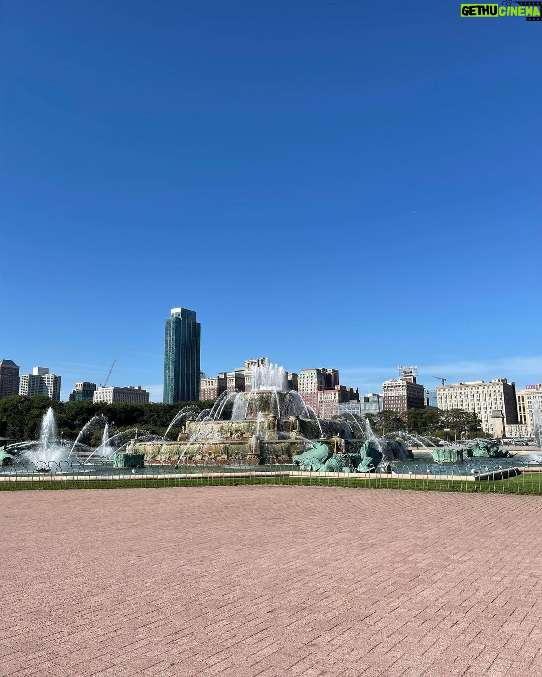 César Doroteo Instagram - Aquí les dejo la parte 3 de las fotitos de lo que vivimos en Chicago. Por fin conocí #CloudGate o #TheBean como le llaman algunos, sí es una maravilla y ese mismo día subimos a @360chicago que tiene unas vistas maravillosas de la ciudad. Y por ahí también verán la #BuckinghamFountain que me pareció una de las piezas más esculturales de toda la ciudad. Me enamoré mucho de Chicago. 💖 @choosechicagomx Chicago, Illinois