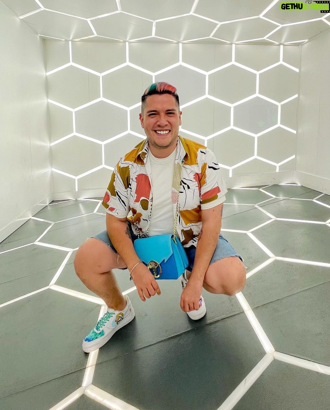 César Doroteo Instagram - Un poquito de spam del PRIMER DÍA EN CHICAGO. ¡No saben qué precioso es todo lo que estamos viendo y viviendo! Mucho arte, mucha arquitectura increíble, gente amable y un clima delicioso. Estoy muy contento. Ojalá pueda compartirles un poquito de eso a través de estas fotos y disfruten de #Chicago tanto como yo. 💖 ¡Gracias @choosechicagomx por las atenciones! 🫰🏻 (A ver si me encuentran en la ultima foto…) 👀🙊 Chicago, Illinois