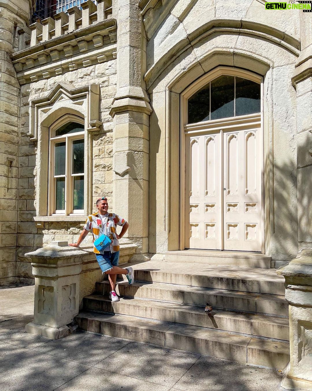 César Doroteo Instagram - Un poquito de spam del PRIMER DÍA EN CHICAGO. ¡No saben qué precioso es todo lo que estamos viendo y viviendo! Mucho arte, mucha arquitectura increíble, gente amable y un clima delicioso. Estoy muy contento. Ojalá pueda compartirles un poquito de eso a través de estas fotos y disfruten de #Chicago tanto como yo. 💖 ¡Gracias @choosechicagomx por las atenciones! 🫰🏻 (A ver si me encuentran en la ultima foto…) 👀🙊 Chicago, Illinois