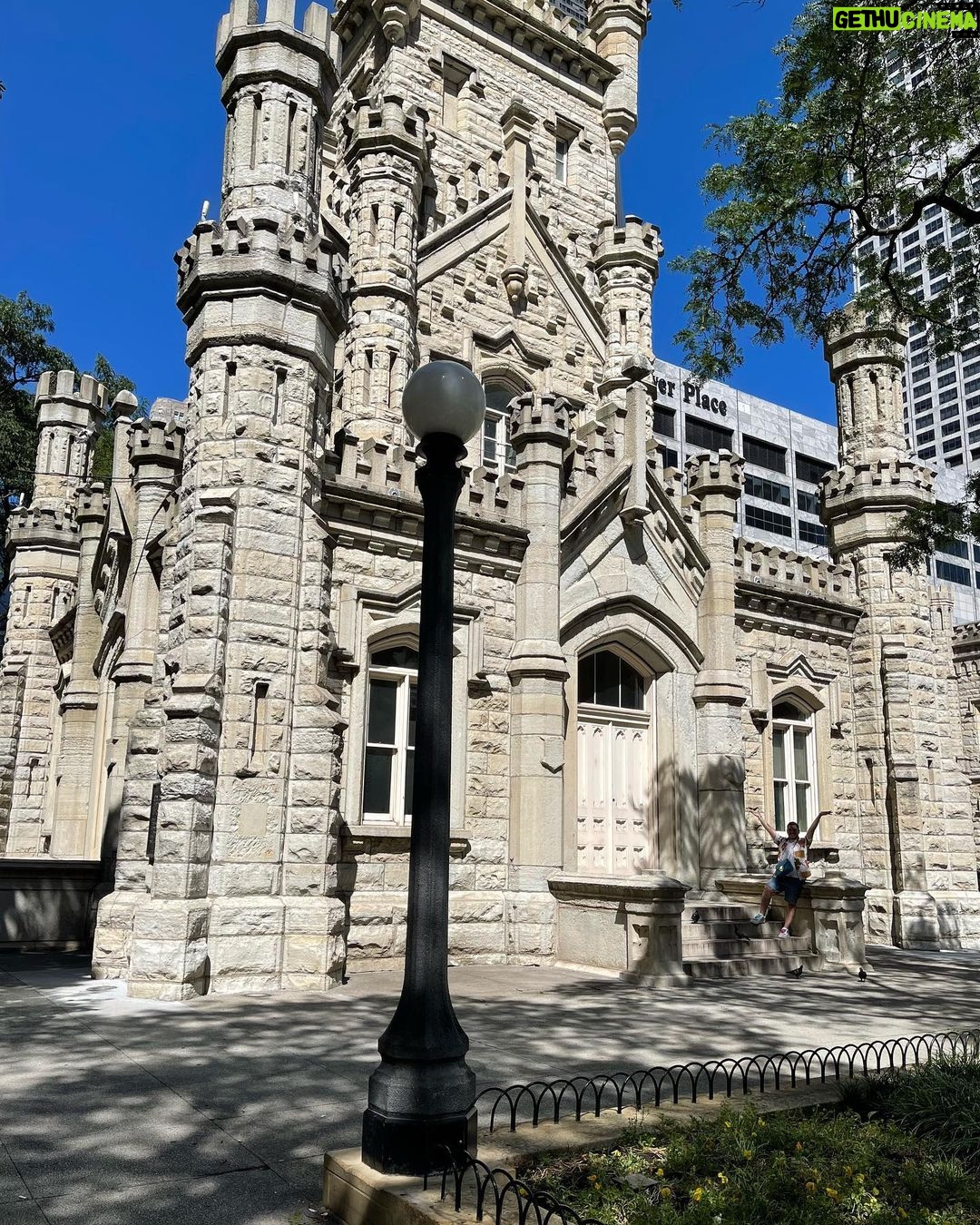 César Doroteo Instagram - Un poquito de spam del PRIMER DÍA EN CHICAGO. ¡No saben qué precioso es todo lo que estamos viendo y viviendo! Mucho arte, mucha arquitectura increíble, gente amable y un clima delicioso. Estoy muy contento. Ojalá pueda compartirles un poquito de eso a través de estas fotos y disfruten de #Chicago tanto como yo. 💖 ¡Gracias @choosechicagomx por las atenciones! 🫰🏻 (A ver si me encuentran en la ultima foto…) 👀🙊 Chicago, Illinois