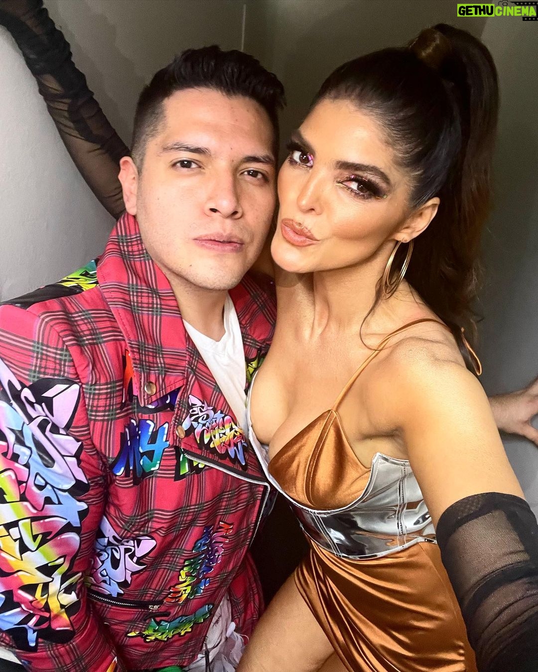 César Doroteo Instagram - #tbt A esta mini sesión de fotos detrás de @laacademiatv con las dos reinonas del programa, mi amada @soylolacortes y la preciosa @anabarbaramusic. Ya tenía rato que quería subirles estas fotitos, pero se me había olvidado. Un sueño hecho realidad. ❤️ Jacket y Falda @nonamestudiomx #laacademia #lolacortes #anabarbara 💖 Azteca Novelas