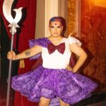 César Doroteo Instagram - “Mi Planeta protector es Saturno, el planeta del silencio. ¡Soy la Sailor del renacimiento y la destrucción, soy Sailor Saturn!” 🪐 Sailor Saturn es la identidad de Sailor Scout de Hotaru Tomoe y es una de las cuatro Sailor Scouts del Sistema Solar exterior. Ella es una de las más poderosas, capaz de destruir planetas enteros e incluso universos enteros. ¡GRACIAS INFINITAS POR SER PARTE DE #TomaMiDinerita3! Un proyecto espectacular que lleno de magia y amor mi vida. Gracias @gala.varo @the_wynter y @fernandablaz por ser parte de esta revolución y por confiar y creer en nosotros. Son unas reinas y las amo con todo mi corazón. Gracias a ti que apoyaste este proyecto, que diste propinita a tus favoritxs, que te emocionaste, te enojaste, reíste y lloraste con cada episodio. ¡GRACIAS infinitas! Foto @soymarioaragon Vestuario @juanoyervides @proteomx Maquillaje @frank_monbu Botas @kweenfierce_heels Oz @unicoxal #TMD3 #tomamidinerita #drag #dragqueen 💜 Teatro Metropolitan