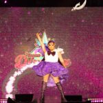 César Doroteo Instagram - “Mi Planeta protector es Saturno, el planeta del silencio. ¡Soy la Sailor del renacimiento y la destrucción, soy Sailor Saturn!” 🪐 Sailor Saturn es la identidad de Sailor Scout de Hotaru Tomoe y es una de las cuatro Sailor Scouts del Sistema Solar exterior. Ella es una de las más poderosas, capaz de destruir planetas enteros e incluso universos enteros. ¡GRACIAS INFINITAS POR SER PARTE DE #TomaMiDinerita3! Un proyecto espectacular que lleno de magia y amor mi vida. Gracias @gala.varo @the_wynter y @fernandablaz por ser parte de esta revolución y por confiar y creer en nosotros. Son unas reinas y las amo con todo mi corazón. Gracias a ti que apoyaste este proyecto, que diste propinita a tus favoritxs, que te emocionaste, te enojaste, reíste y lloraste con cada episodio. ¡GRACIAS infinitas! Foto @soymarioaragon Vestuario @juanoyervides @proteomx Maquillaje @frank_monbu Botas @kweenfierce_heels Oz @unicoxal #TMD3 #tomamidinerita #drag #dragqueen 💜 Teatro Metropolitan