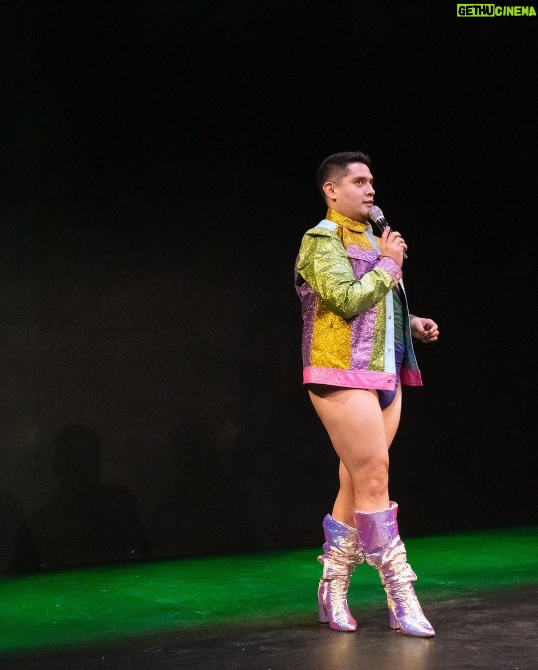 César Doroteo Instagram - Una maravilla ser parte de #TrueColors. Gracias @nichopenavera por la invitación a este espacio tan maravilloso de comedia diversa. Aún quedan dos fechas y cuatro funciones, así que no se lo pierdan. Foto @crixcontreras Body @proteomx Chamarra @nonamestudiomx Botas @kweenfierce_heels Piernotas Diosito y carbohidratos 🍗 Orgullo LGBT