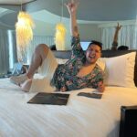 César Doroteo Instagram - ¡La aventura que vivimos en @hrhvallarta! Muchas gracias por consentirnos tanto a @emmllop y a mí esta semana y estar listos para el #PrideMonth con toda la actitud. Gracias @marianabriseno @malukiki por todas las atenciones, ¡Lo pasamos increíble! @vivantbyrcd #HRHVallarta #VivantByRCD 💖🏝⛵️☀️ Túnica blanca @mosmamoda Camisa floreada @carloandkuri Hard Rock Hotel Vallarta