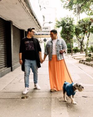 César Doroteo Instagram - A esta foto le llamo “Dos Oruguitas”. Gracias @lauraalvarezphotographer por retratarnos en estas bellas fotografías. ¿Será que se viene parte dos con nuevo integrante en la familia…? Ahí les vamos  avisando. 😊💖
