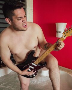 César Doroteo Instagram - ¿Qué pasa cuando juntas una tina, una guitarra eléctrica y tiempo de sobra…? 🛁🎸 Justo esto. Bendito sea el mar, la playa y esta pequeña vacación que nos estamos dando. ☀️🏝🐟 Hard Rock Hotel Vallarta