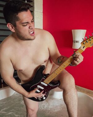 César Doroteo Instagram - ¿Qué pasa cuando juntas una tina, una guitarra eléctrica y tiempo de sobra…? 🛁🎸 Justo esto. 

Bendito sea el mar, la playa y esta pequeña vacación que nos estamos dando. ☀️🏝🐟