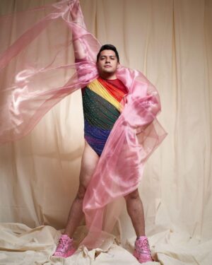 César Doroteo Instagram - ¡Gracias @betovargasmx por estas fotos maravillosas! Me encantó todo. Que siga brillando el #Pride por el amor y la fantasía de vivirnos como somos, plenos y felices. Que muchas voces sigan gritando y celebrando cada año, todos los días. #loveislove #gaypride 

Body @proteomx
Tenis @pink.runway 👟