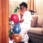 César Doroteo Instagram - No les puedo mentir, este niño fue muy feliz. Mi mamá siempre estuvo a mi lado haciendo tareas y ayudándome a estudiar, y los viernes me llevaba a comer a McDonalds. Mi papá se ocupaba los sábados para llevarme al parque porque entre semana no nos veíamos mucho por su trabajo. Mi hermana siempre fue mi compañera de aventuras, con la que me aprendía las coreografías de Jeans y Britney Spears. Soy muy afortunado, fui muy amado. Hoy, me toca a mí cuidar diario a ese niño que aún sueña, se sorprende y que me llena de felicidad. ¡Feliz día de las infancias! Abracen y escuchen mucho a su niño interior, no dejen la ilusión y la maravilla que tienen lxs niñxs. 💖👨‍👩‍👧‍👦 #diadelniño #felizdiadelniño Happyness