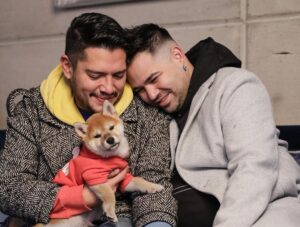 César Doroteo Instagram - ¡SORPRESA! ¡Bienvenido Toshirō Mifune! Iniciamos el 2024 recibiendo a un nuevo cachorrito en la familia, estamos seguro que nos llenará el corazón de mucho amor, así como nosotros le amaremos incondicionalmente por siempre. Estamos muy contentos y muy felices, esta casa se llenará de más bellas historias que contar con el nuevo bebé. Por fin podremos ser Los 4 Fantásticos para Halloween. 🤣 🐕🩷

Gracias @kvvcorona por estas fotos maravillosas. 🧞‍♀️