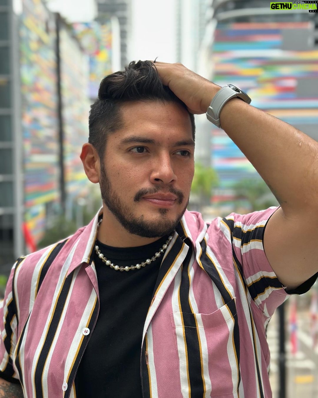 César Doroteo Instagram - ¡Qué maravilloso 2023! Agradecido y feliz de haber vivido este año al máximo y de todo lo que se logró. Gracias a todxs por estar aquí y al Universo por tantas bendiciones. ¡Vamos por un 2024 más increíble! ¡Feliz Año! 🥂 #2023 #happynewyear Mexico City, Mexico