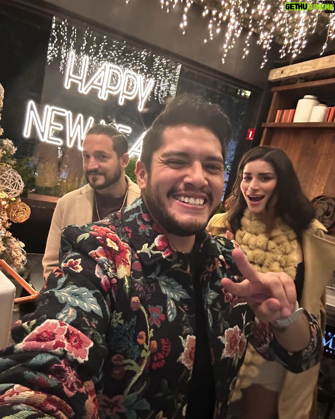 César Doroteo Instagram - ¡Qué maravilloso 2023! Agradecido y feliz de haber vivido este año al máximo y de todo lo que se logró. Gracias a todxs por estar aquí y al Universo por tantas bendiciones. ¡Vamos por un 2024 más increíble! ¡Feliz Año! 🥂 #2023 #happynewyear Mexico City, Mexico