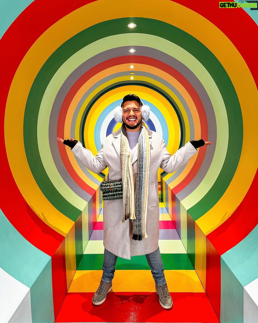 César Doroteo Instagram - ¡Han sido días maravillosos en Chicago! Aquí pueden ver mi felicidad en el @colorfactoryco y en @msichicago! Qué bonita experiencia estoy teniendo aquí. ¡Gracias @choosechicagomx por las facilidades y tanta bonita sorpresa! 🩷✨ #ilovechicago #chicago Chicago, Illinois