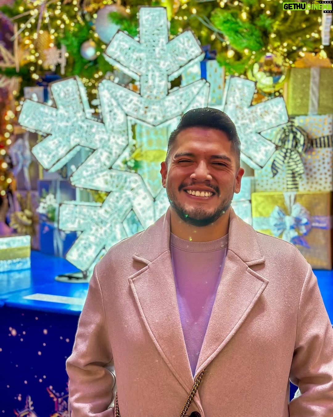 César Doroteo Instagram - ¡Han sido días maravillosos en Chicago! Aquí pueden ver mi felicidad en el @colorfactoryco y en @msichicago! Qué bonita experiencia estoy teniendo aquí. ¡Gracias @choosechicagomx por las facilidades y tanta bonita sorpresa! 🩷✨ #ilovechicago #chicago Chicago, Illinois