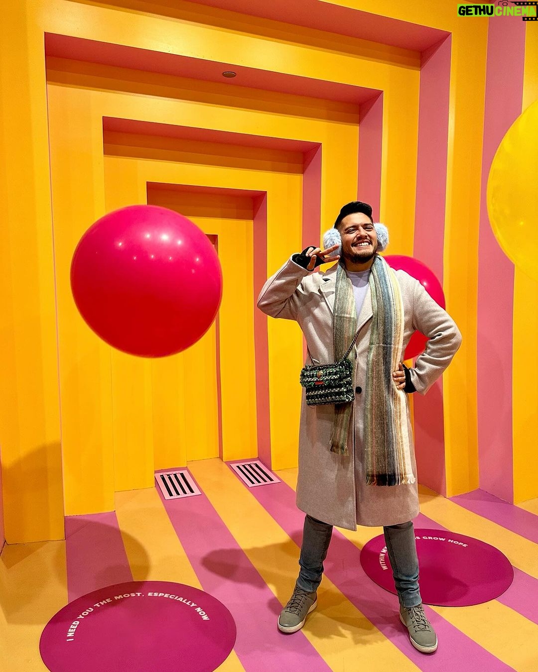 César Doroteo Instagram - ¡Han sido días maravillosos en Chicago! Aquí pueden ver mi felicidad en el @colorfactoryco y en @msichicago! Qué bonita experiencia estoy teniendo aquí. ¡Gracias @choosechicagomx por las facilidades y tanta bonita sorpresa! 🩷✨ #ilovechicago #chicago Chicago, Illinois