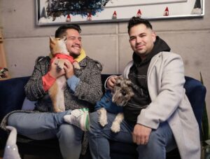 César Doroteo Instagram - ¡SORPRESA! ¡Bienvenido Toshirō Mifune! Iniciamos el 2024 recibiendo a un nuevo cachorrito en la familia, estamos seguro que nos llenará el corazón de mucho amor, así como nosotros le amaremos incondicionalmente por siempre. Estamos muy contentos y muy felices, esta casa se llenará de más bellas historias que contar con el nuevo bebé. Por fin podremos ser Los 4 Fantásticos para Halloween. 🤣 🐕🩷

Gracias @kvvcorona por estas fotos maravillosas. 🧞‍♀️