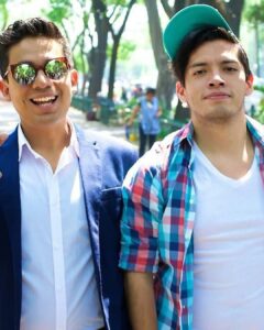 César Doroteo Instagram - Hoy es el cumpleaños de una de mis personas favoritas en el mundo. Gracias por tantos años de una aventura tan bonita e inolvidable, que el Universo te siga llenando de bendiciones, de amor y de sueños cumplidos como hasta ahora. Qué hermoso es verte crecer y verte tan grande y exitoso siempre siendo tú, por muchos más años juntxs. ¡Feliz cumpleaños @torpecillo! Te amo. 🩷🎁🎂
