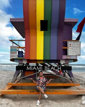 César Doroteo Instagram - La maravilla de vivir experiencias increíbles con la gente que amas es un regalo divino. Nuestro viaje a Miami fue muy bonito y me faltaba subir algunas fotitos. Aquí les dejo unas haciendo cara de menso porque estoy muy feliz. 🩷 #miami #pink