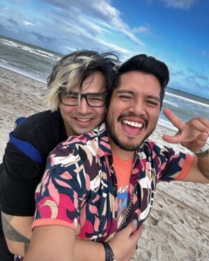 César Doroteo Instagram - La maravilla de vivir experiencias increíbles con la gente que amas es un regalo divino. Nuestro viaje a Miami fue muy bonito y me faltaba subir algunas fotitos. Aquí les dejo unas haciendo cara de menso porque estoy muy feliz. 🩷 #miami #pink