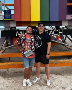 César Doroteo Instagram - La maravilla de vivir experiencias increíbles con la gente que amas es un regalo divino. Nuestro viaje a Miami fue muy bonito y me faltaba subir algunas fotitos. Aquí les dejo unas haciendo cara de menso porque estoy muy feliz. 🩷 #miami #pink