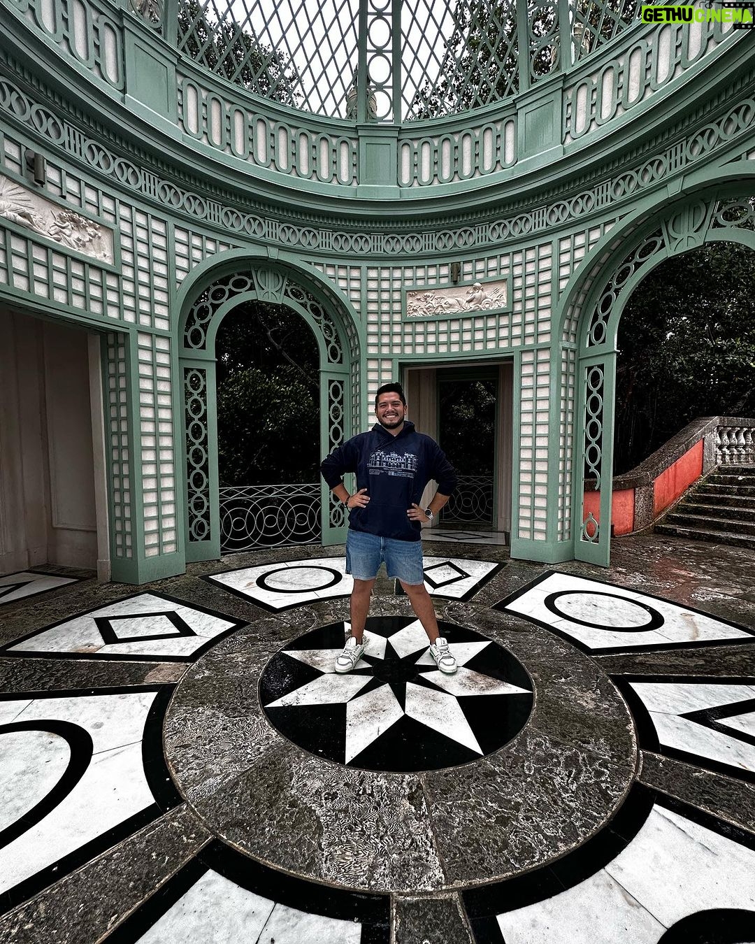 César Doroteo Instagram - Ayer fuimos a buscar casas en Miami y esta fue la que más me convenció. Creo que tiene todo lo que necesito en mi vida… ¡Ay nocierto! No se crean, no me alcanza ni para una perra piedra de esa mansión maravillosa. @vizcaya_museum está espectacular, aún con todo y tormenta tropical, nos paseamos por los jardines y por su interior, una joyita hermosa en Miami. #miami #vizcaya Vizcaya Museum and Gardens
