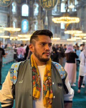 César Doroteo Instagram - Un día fui a Turquía y no regresé hasta 3 meses después. Los últimos días fueron maravillosos visitando los lugares más hermosos de Estambul. Aquí les dejo unas cuantas fotitos que @alexiagarcia @betsabe_monm y @irvingpenaa me tomaron. Prometo es lo último que tengo de esta aventura… 🇹🇷🇹🇷🇹🇷🇹🇷🇹🇷 

#turkey #laisla