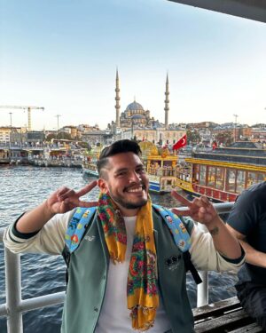 César Doroteo Instagram - Un día fui a Turquía y no regresé hasta 3 meses después. Los últimos días fueron maravillosos visitando los lugares más hermosos de Estambul. Aquí les dejo unas cuantas fotitos que @alexiagarcia @betsabe_monm y @irvingpenaa me tomaron. Prometo es lo último que tengo de esta aventura… 🇹🇷🇹🇷🇹🇷🇹🇷🇹🇷 

#turkey #laisla