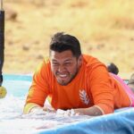 César Doroteo Instagram - Se acabó oficialmente esta aventura. Después de 3 meses me reconozco como una nueva persona y me aplaudo todo lo que logré en La Isla (y lo que no también). Nunca pensé que mi experiencia fuera tan retadora ni tan extrema, pero semana a semana llevaba mi corazón, mi mente y mi cuerpo a límites desconocidos para mí y luchaba para superarlos. Agradezco infinitamente a mis compañeros desafiantes, porque sin ellos no lo hubiera logrado, genuinamente hicimos familia por 3 meses y eso jamás lo olvidaré, ellos me llevaron a no renunciar la primera semana, y 9 semanas después, seguíamos ahí de pie. Gracias a ustedes por su amor infinito, no lo doy por sentado, espero seguirles regresando un poquito de lo que ustedes me dan a mí. Gracias a mi familia y a mis amigos que estuvieron conmigo a la distancia, por ustedes daba mi máximo en cada reto. Estoy feliz, estoy orgulloso, estoy en paz y agradecido. Lo imposible, solo cuesta un poco más, a mí me costó el triple, pero siempre entregué mi alma y mi corazón. ¡Nos vemos en la siguiente aventura! 📸 @aabdullahkeless Türkiye
