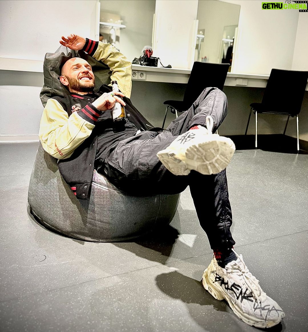 Cătălin Bordea Instagram - O blondă rece ca inima mea și 2000 de oameni calzi în Germania la show-uri. Alles Gut mein freund! Stuttgart, Germany