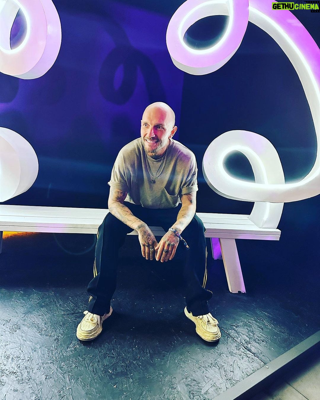 Cătălin Bordea Instagram - Nopti de @summerwellfest petrecute asa cum trebuie la Fun in the Air Party by @glo_romania . Seara trecută a fost pe cinste. M-am distrat si m-am intalnit cu oameni super faini pe care nu ii mai văzusem demult #gloRomania #SummerWell